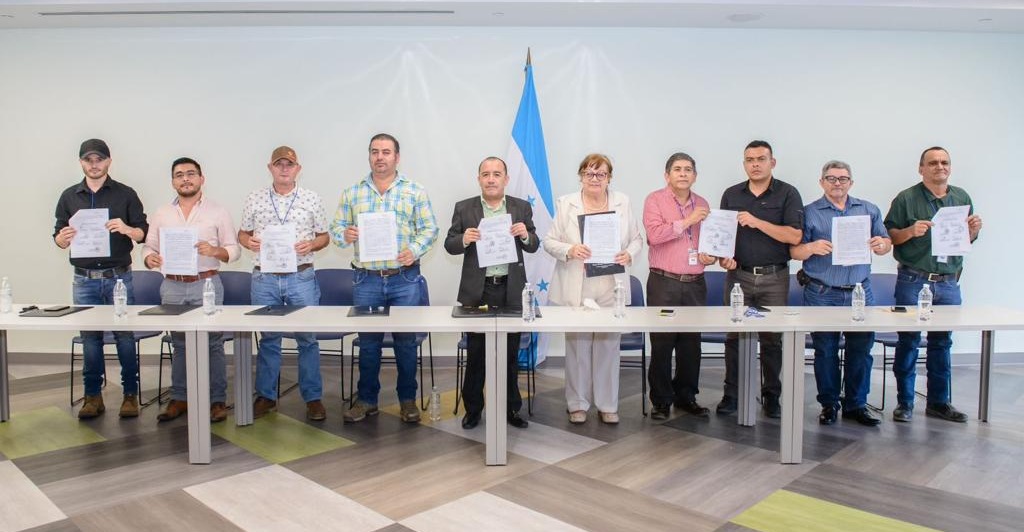 Secretaría de Educación firma convenio con alcaldes de Puca de Santa Bárbara y Lempira para beneficio de más de 7,000 estudiantes